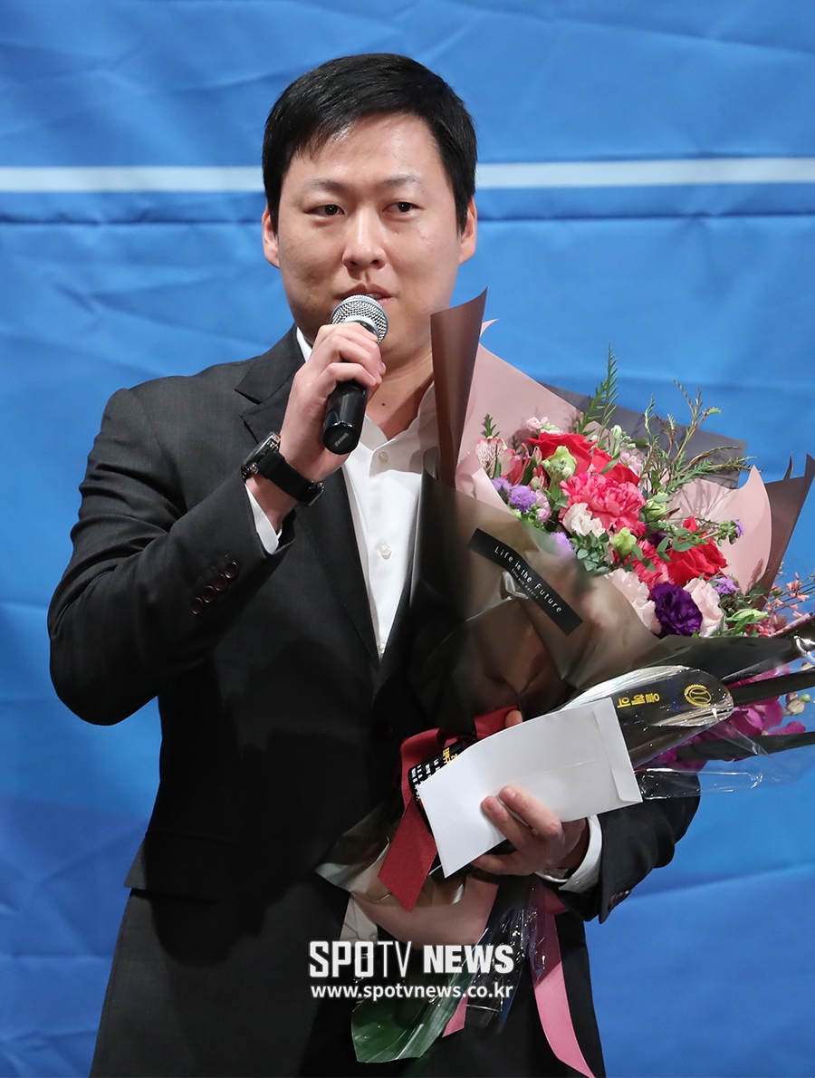 [포토S] 정경배 코치, "선수들 덕분에 상 받았네요"