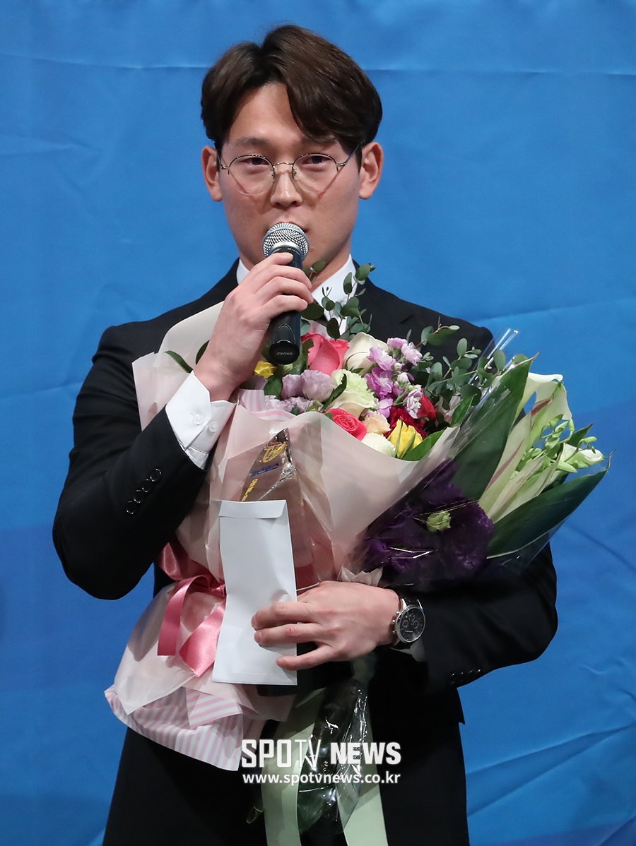 [포토S] 매직글러브 수상한 김준완