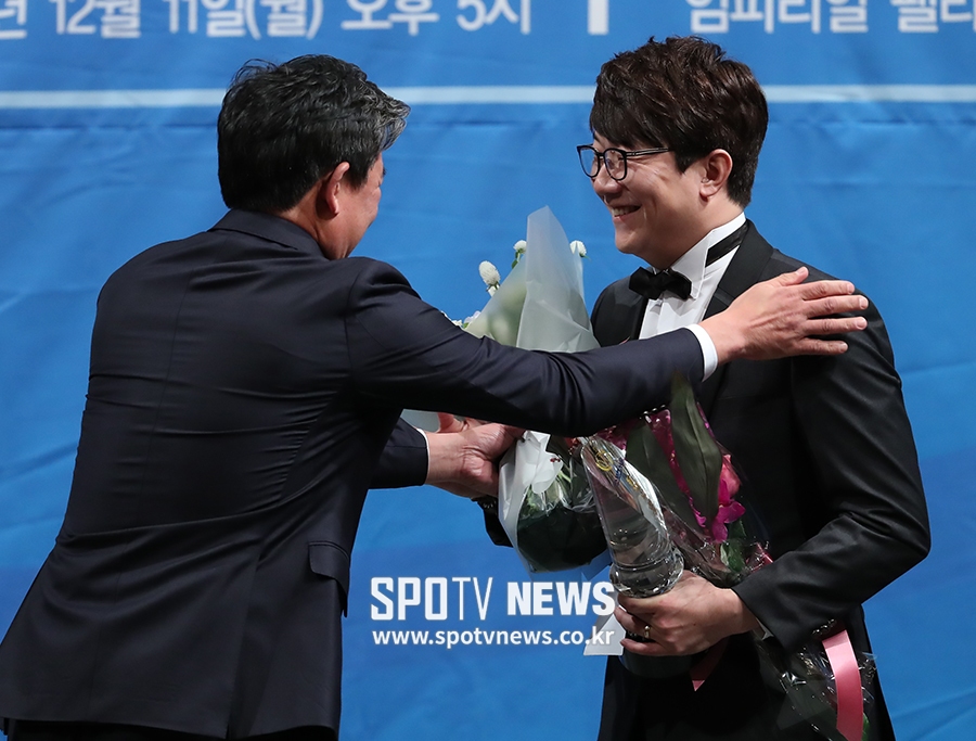 [포토S] 양현종, 조계현 단장 축하 받으며 환한 미소