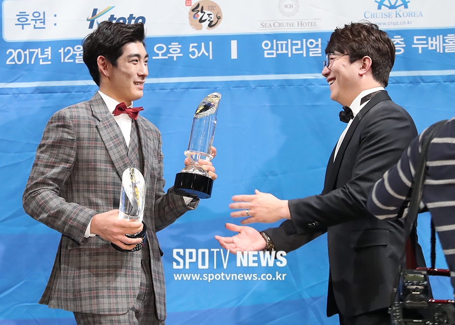[포토S] 이정후, '올해의 선수 트로피는 다르네요'