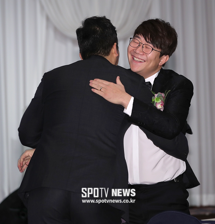 [포토S] 양현종, 김현수와 반가운 인사