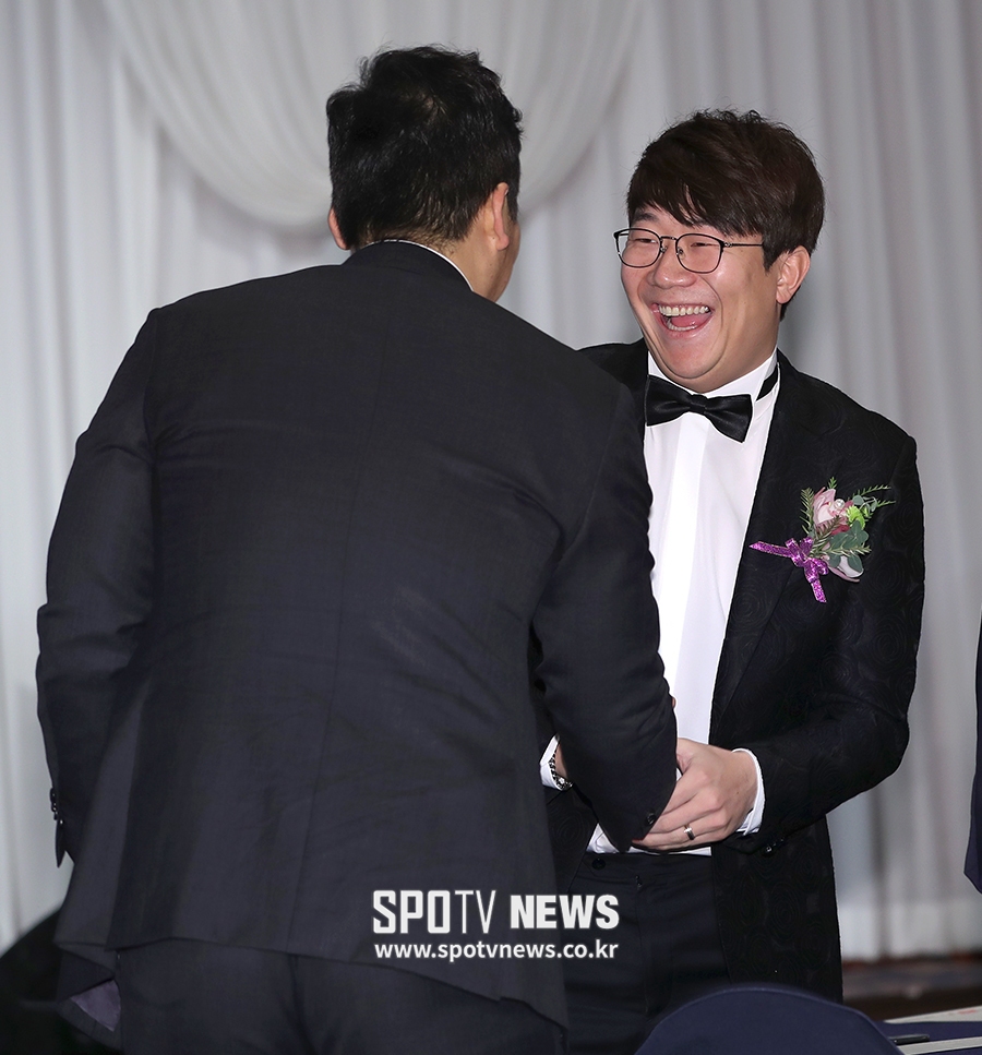 [포토S] 양현종, 김현수 바라보며 환한 미소