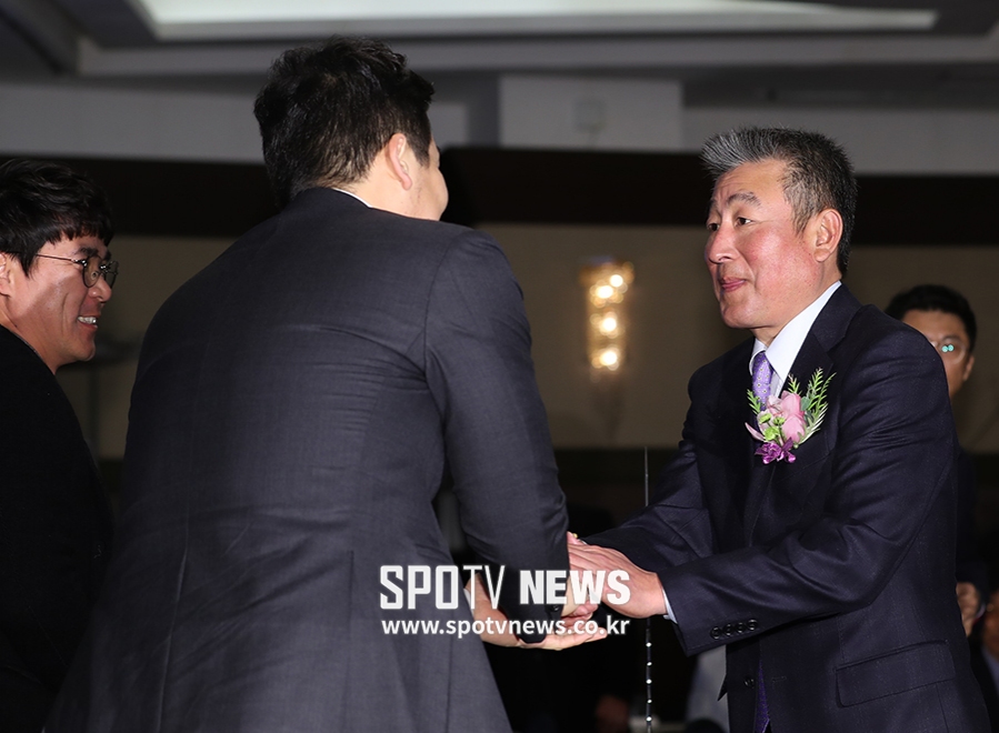 [포토S] 김현수와 인사 나누는 김기태 감독