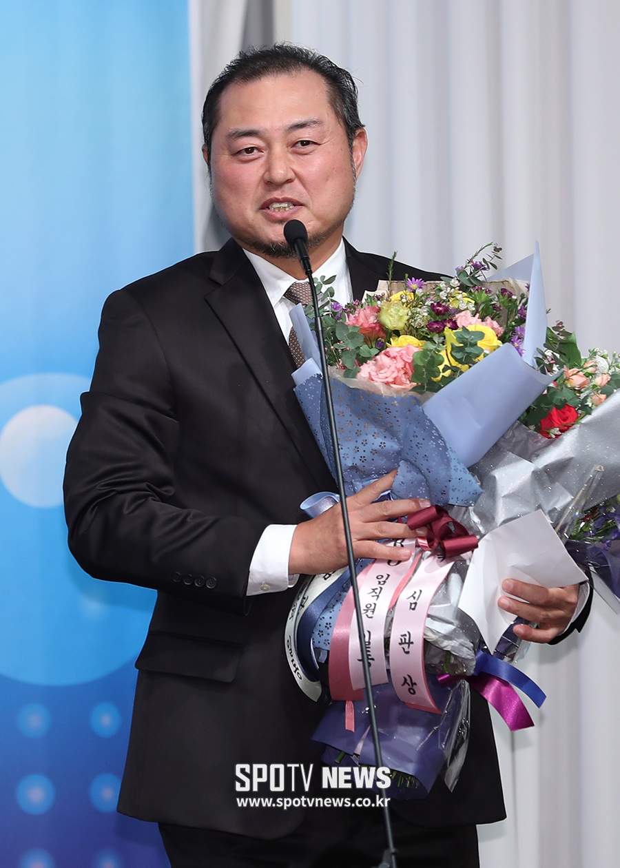 [포토S] 심판상 받는 이영재 KBO 심판위원