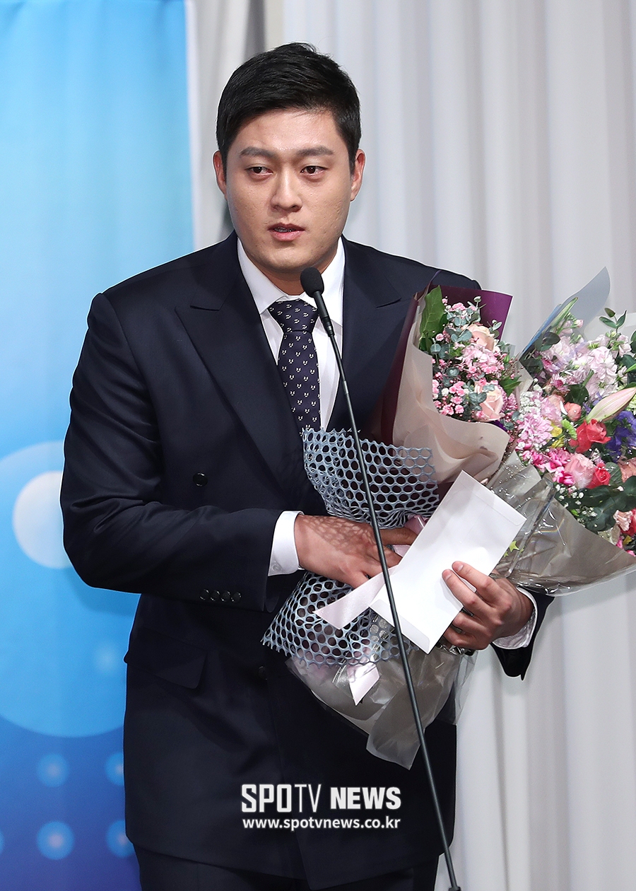 [포토S] 김강률, 의지노력상 수상