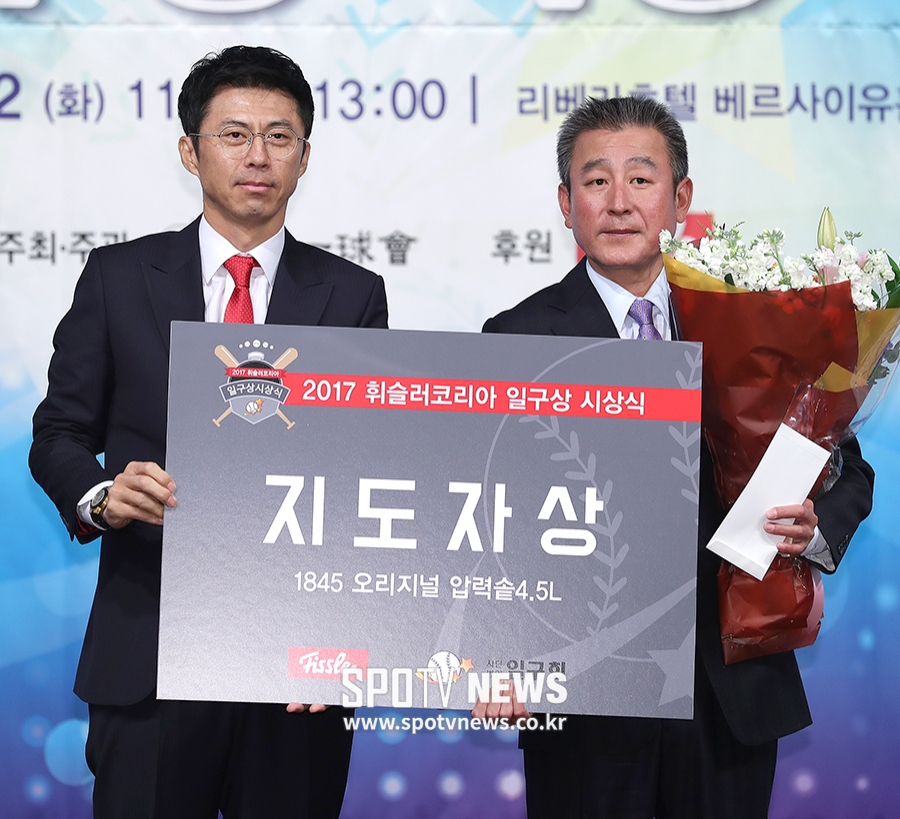 [포토S] 통합우승 일궈낸 김기태 감독, 지도자상 수상