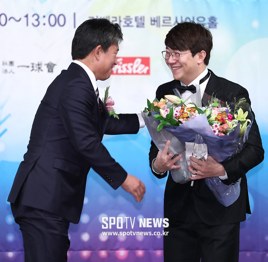 [포토S] 조계현 단장의 축하 받는 양현종