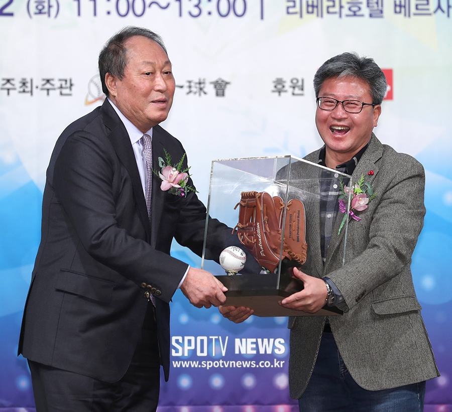 [포토S] 김인식 감독에게 공로패 받는 채인석 화성시 시장