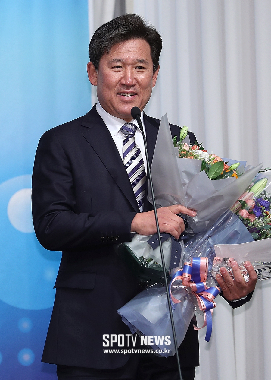 [포토S] 수상 소감 말하는 KIA 조계현 단장