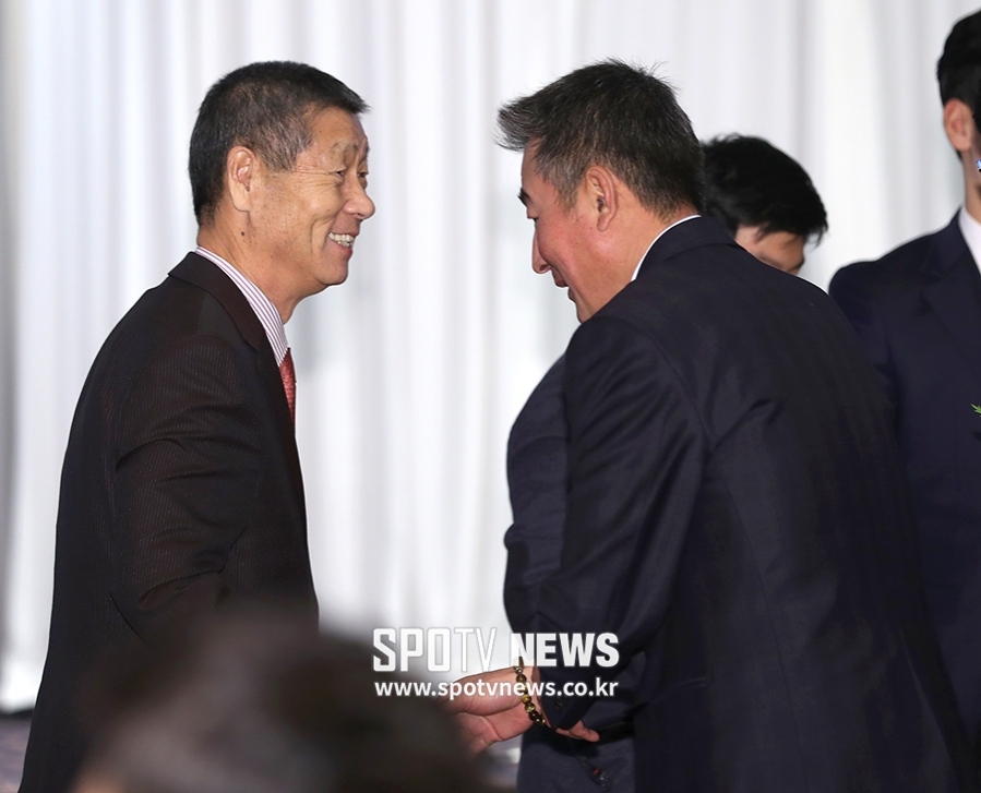 [포토S] 김성근 전 감독, '김기태 감독 수상 축하해'