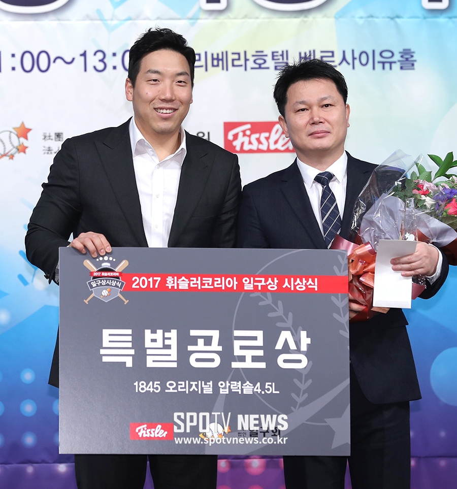 [포토S] 김현수, 특별공로상 시상자로 깜짝 등장