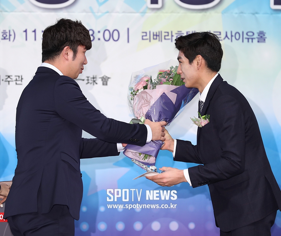 [포토S] 신재영, '정후야 신인상 축하해'