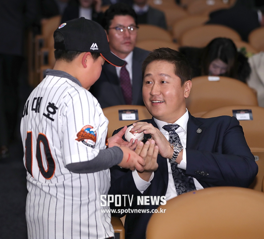 [포토S] 이대호, 골든글러브 시상식장에서도 인기 만점