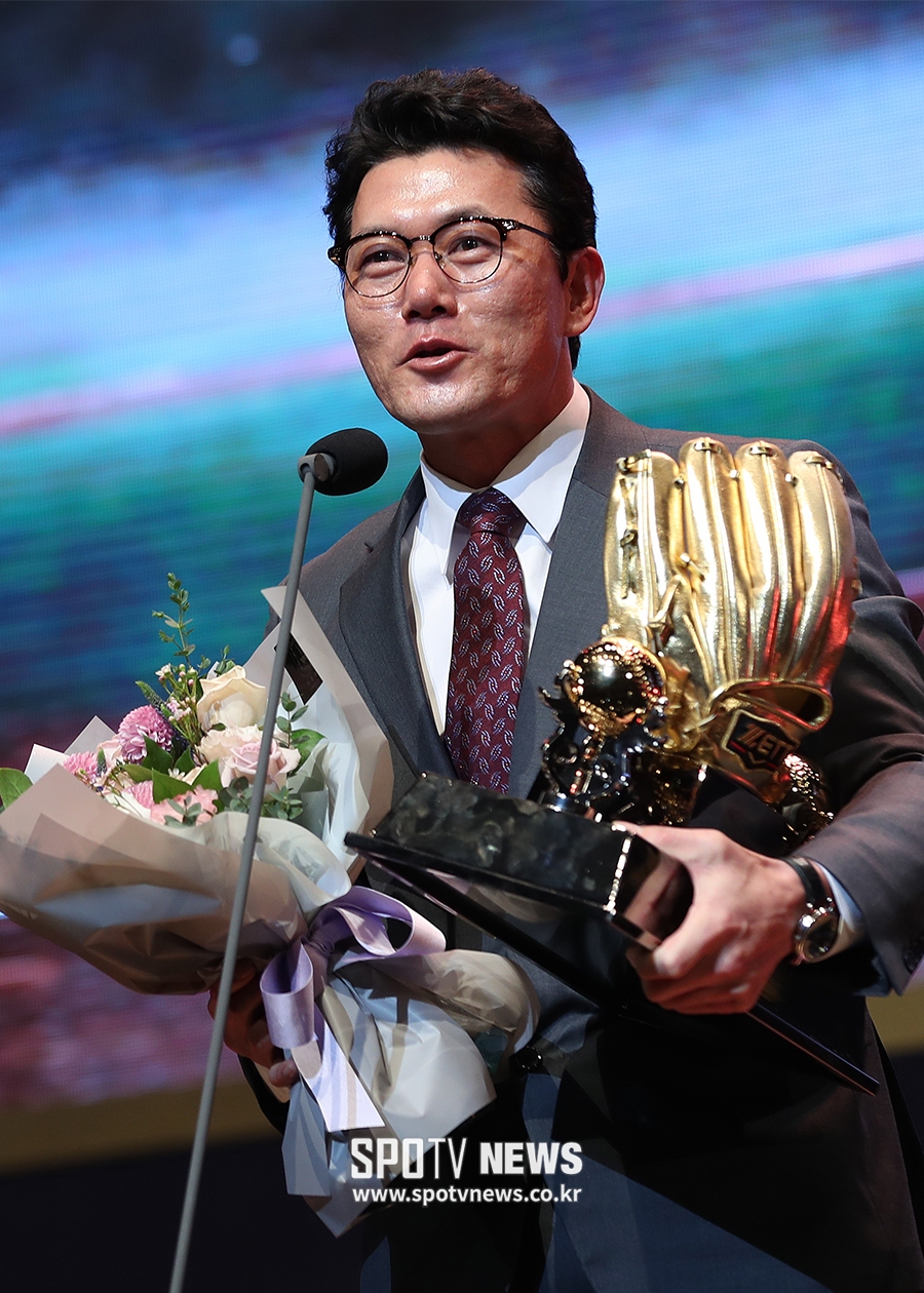 [포토S] 김민호 코치, 안치홍 골든글러브 대리 수상
