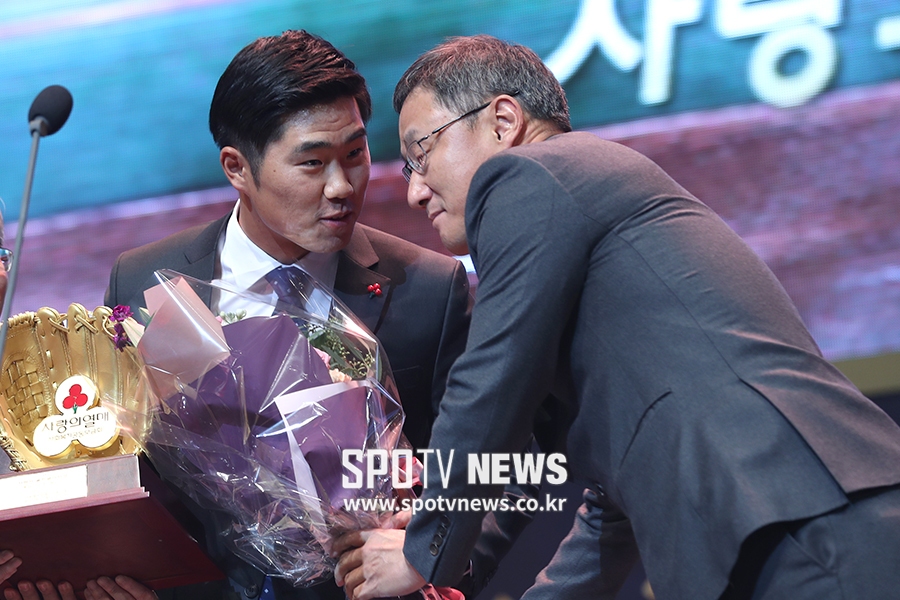 [포토S] 조원우 감독, '본기야 축하한다'
