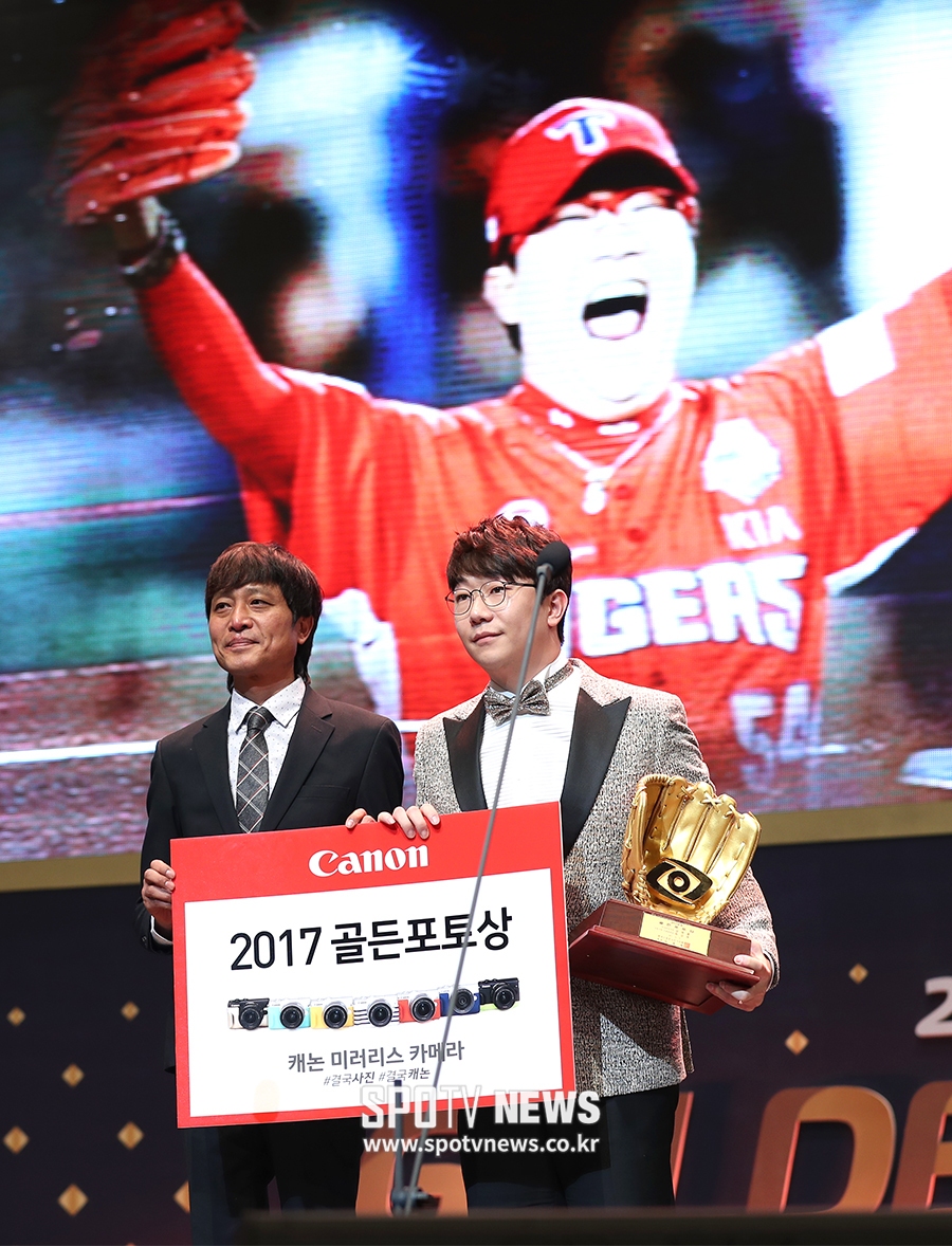 [포토S] 골든포토상 수상하는 양현종