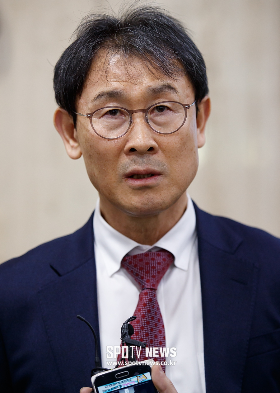 [포토S] 인터뷰 하는 윤덕여 감독