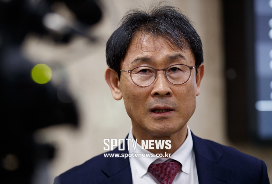 [포토S] 귀국 인터뷰 하는 윤덕여 감독