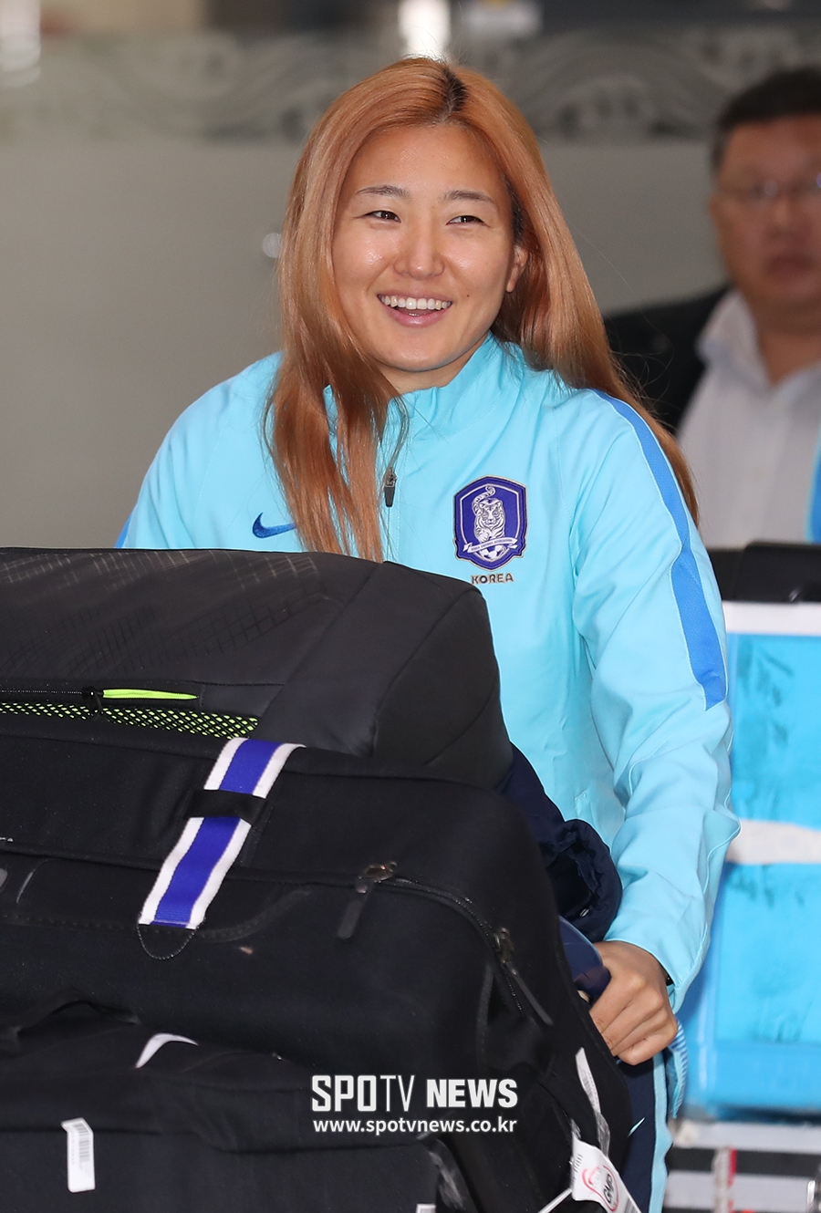 [포토S] 마중 온 팬들에게 인사하는 조소현