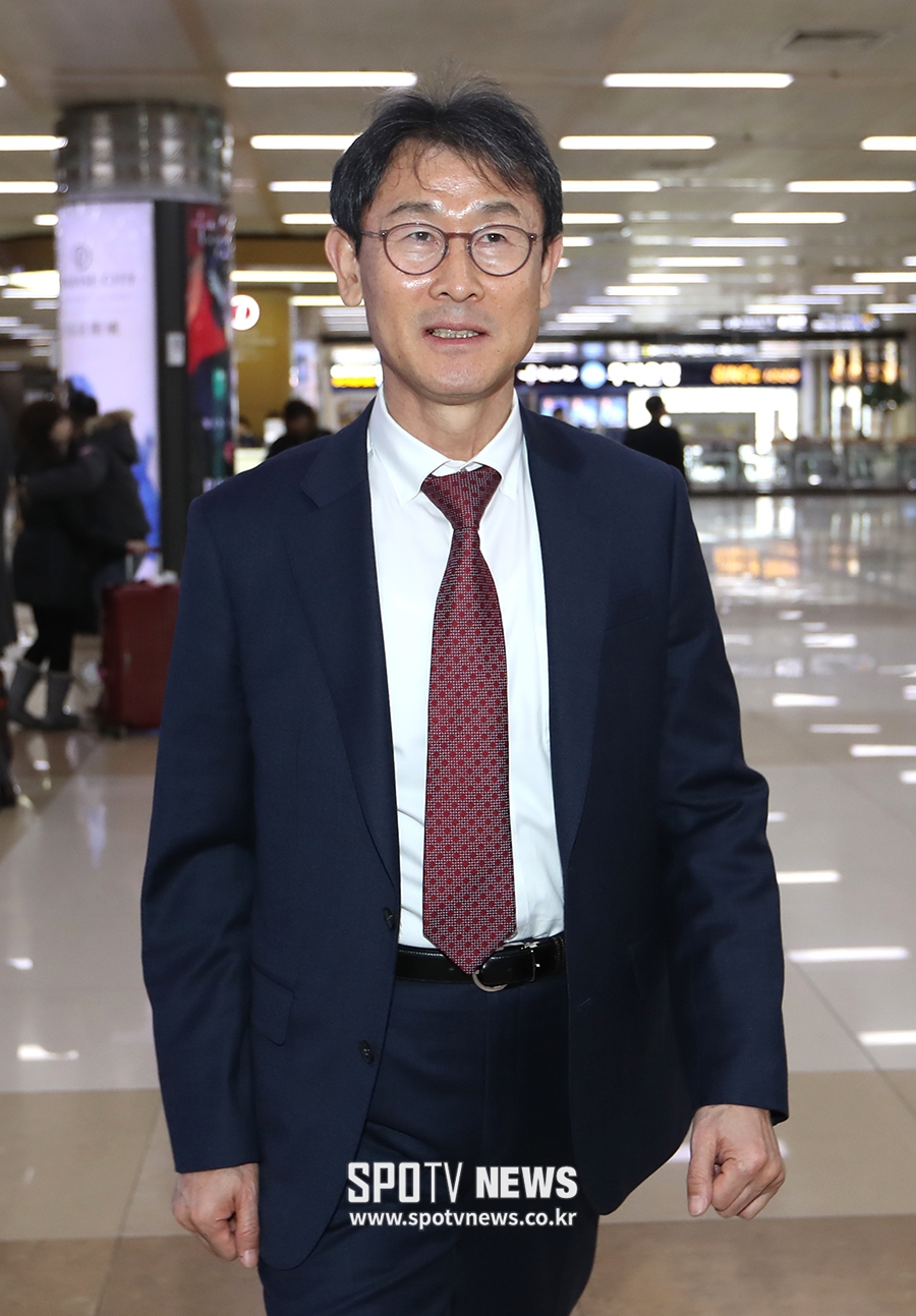 [포토S] 대회 마치고 돌아온 윤덕여 감독