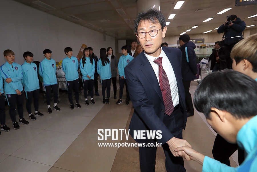 [포토S] 선수들과 악수 나누는 윤덕여 감독