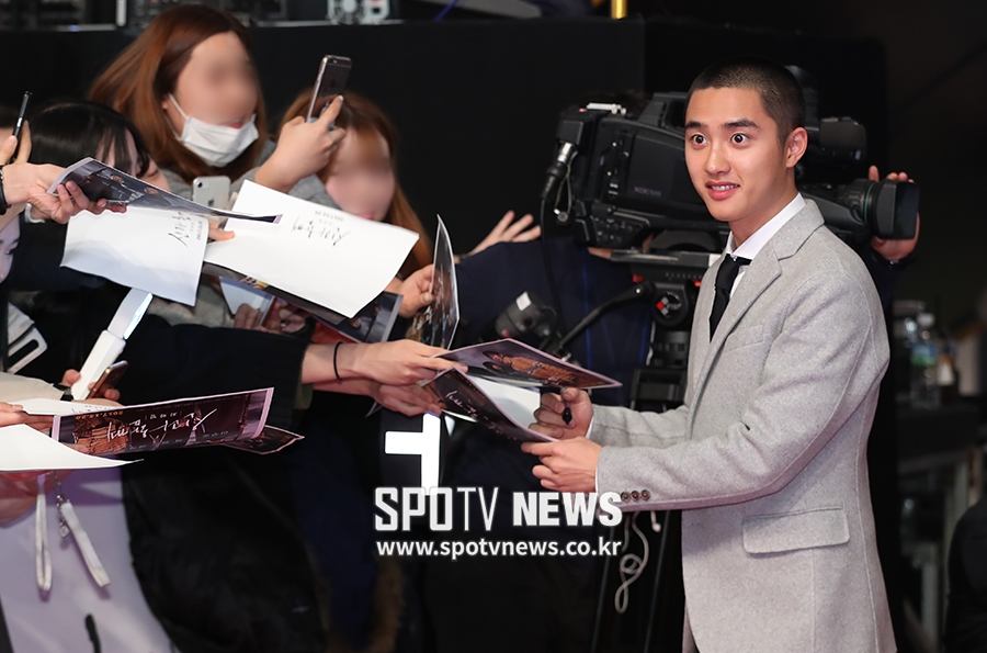 [포토S] 팬들에게 사인 해주는 도경수