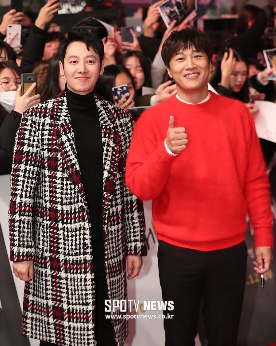[포토S] 팬들 환호에 답하는 김동욱-차태현