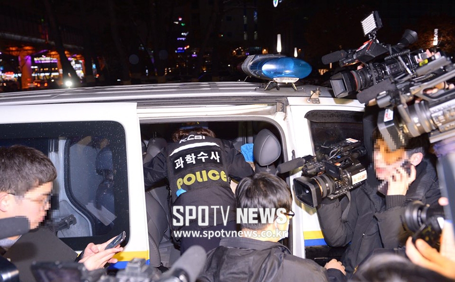 [포토S] 샤이니 종현 사망 사건, 관련 물품 옮기는 경찰 수사대