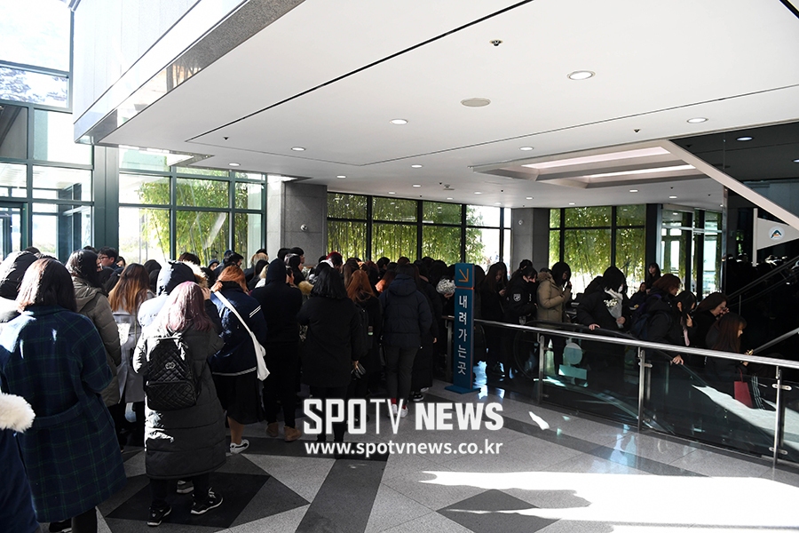 [포토S] 고 샤이니 종현, 팬들의 끝없는 조문 행렬