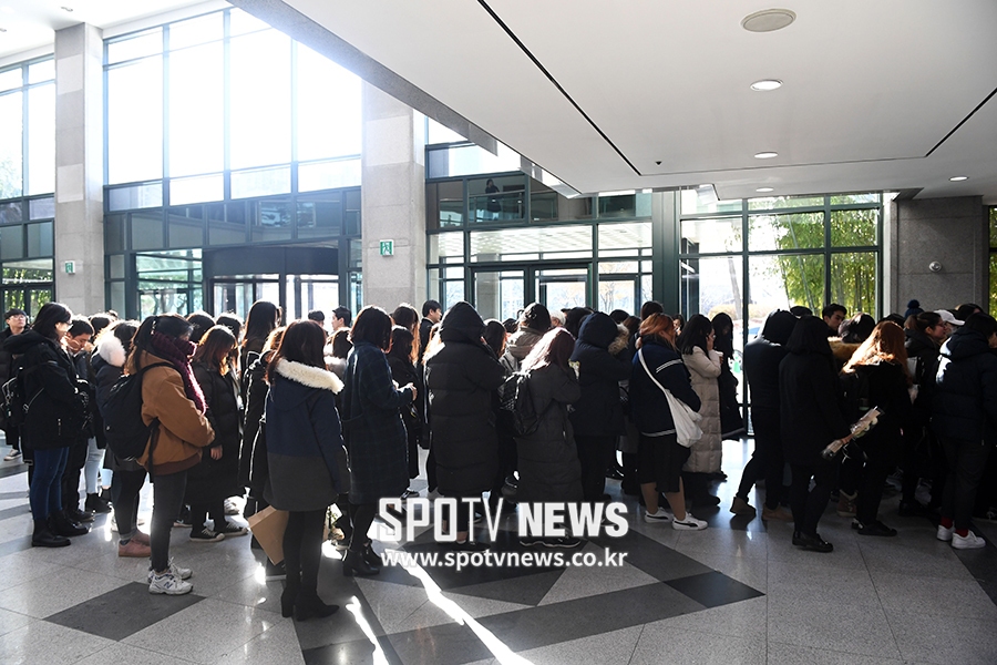 [포토S] 샤이니 종현 빈소 찾은 팬들