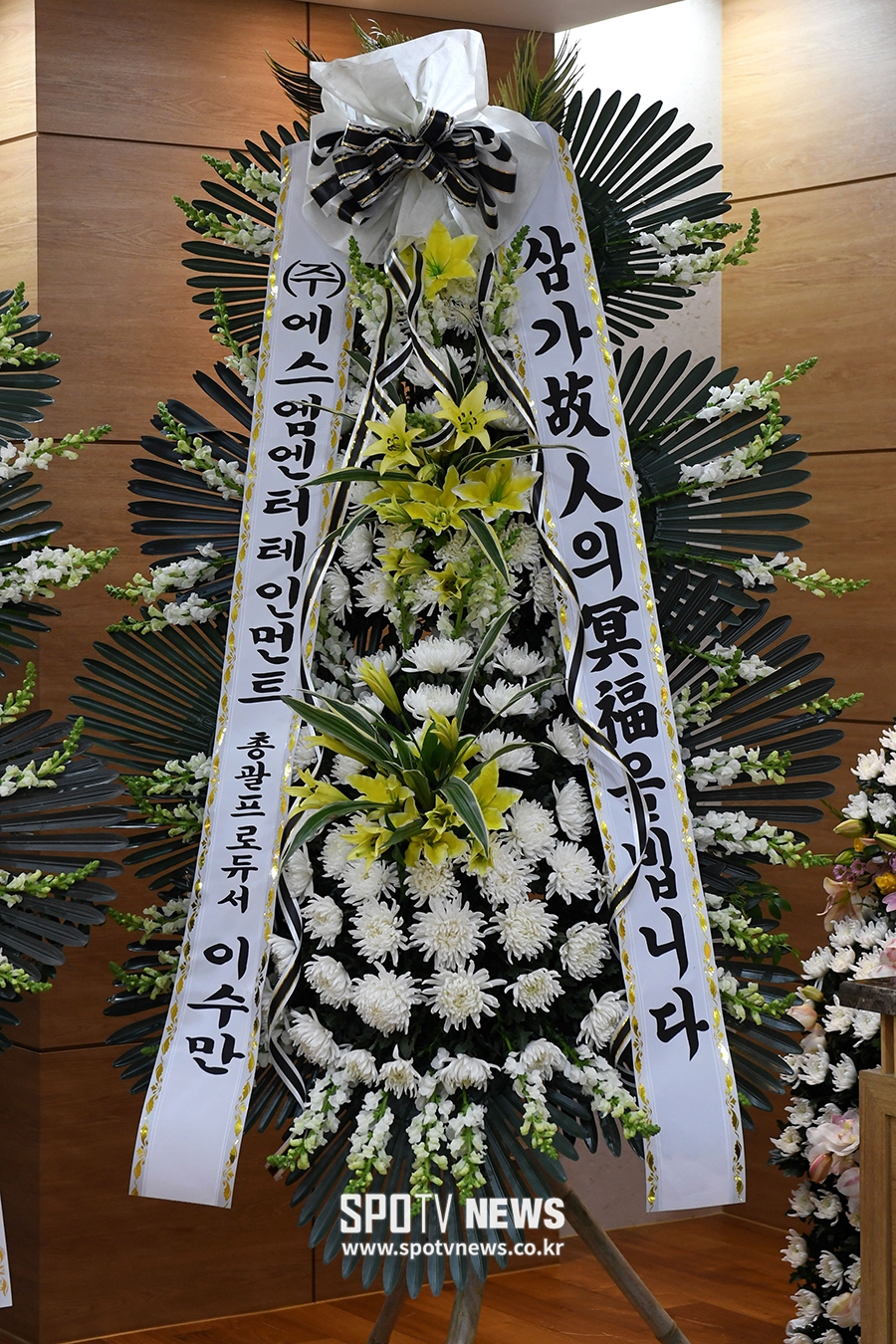 [포토S] 고 샤이니 종현, 빈소에 놓인 SM 대표 이수만 및 동료들의 근조화환