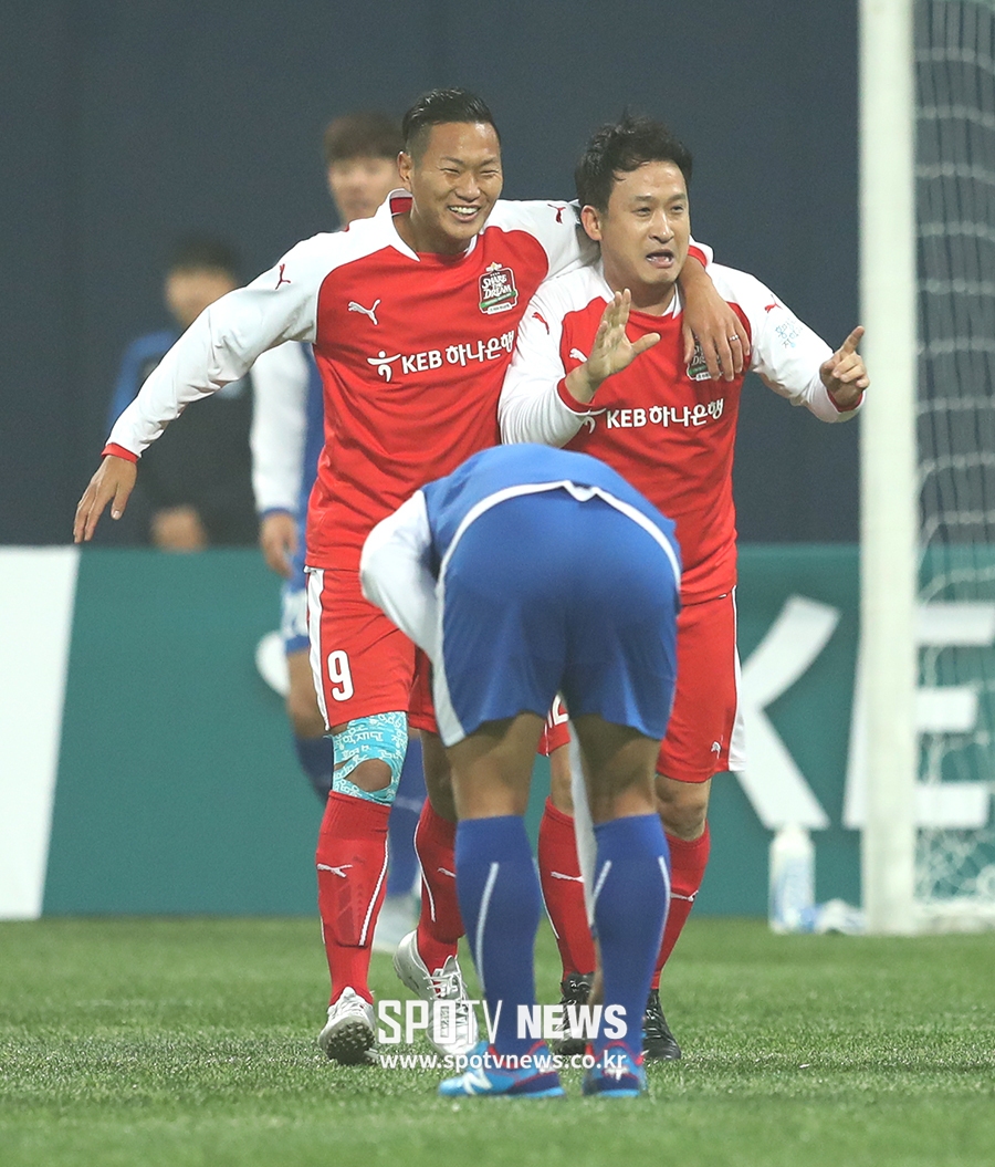 [포토S] 골 넣은 서경석, 정대세와 기쁨 만끽!