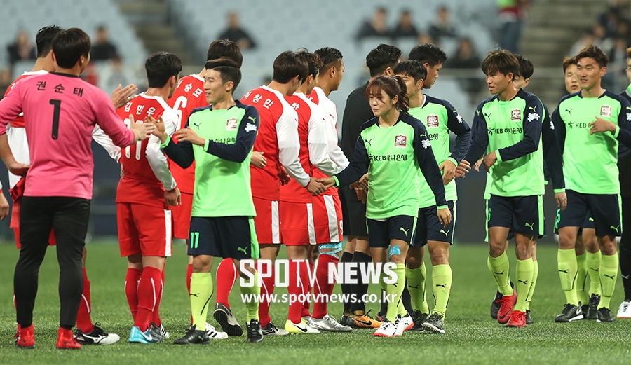 [포토S] 홍명보 자선축구대회, 경기 마치고 다정한 악수