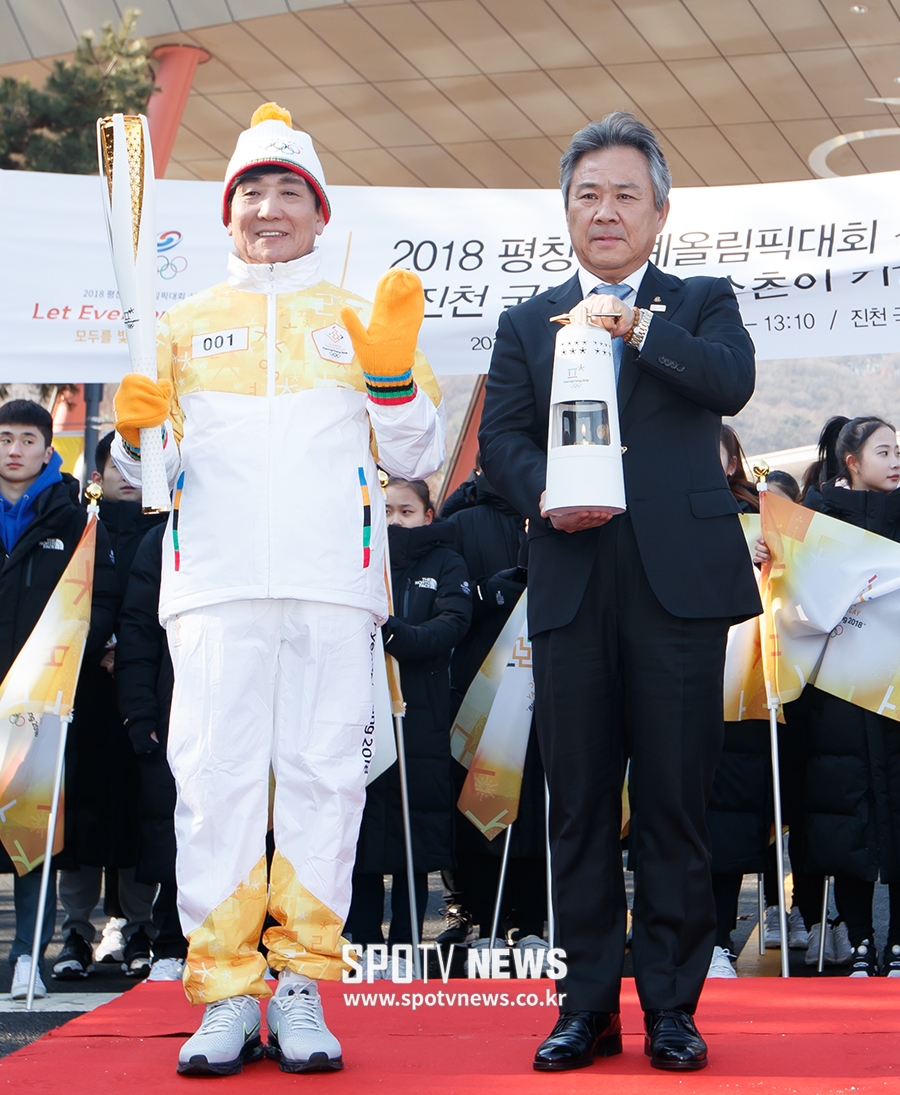 [포토S] 성화 봉송에 나선 이재근 선수촌장-이기흥 회장