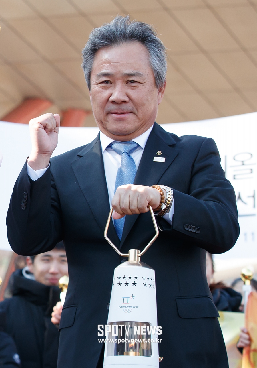 [포토S] 성화 불씨 손에 든 이기흥 대한체육회장