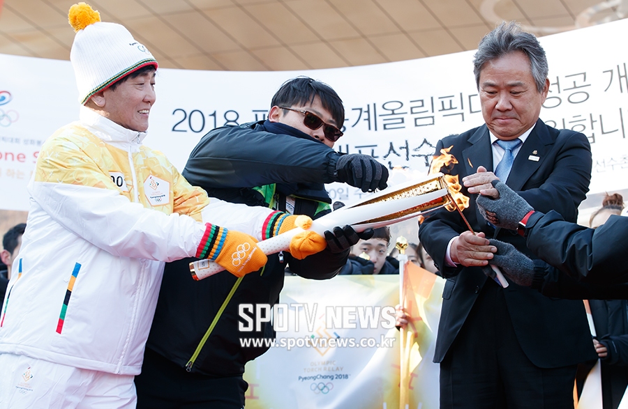 [포토S] 성화에 불 옮기는 이기흥 회장