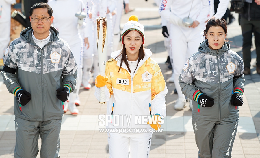 [포토S] 김지연, 성화를 든 미녀 검사
