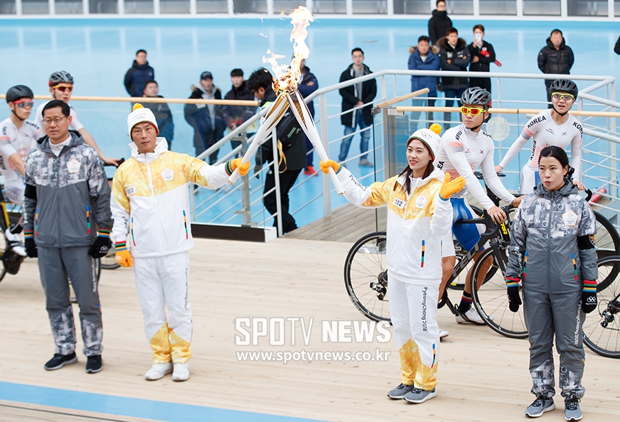 [포토S] 벨로드롬에서 토치 키스