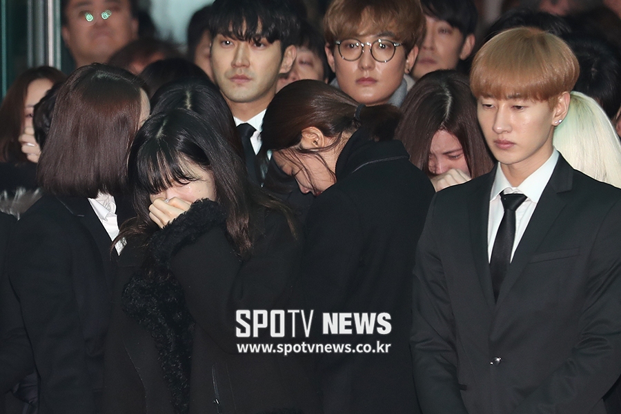 [포토S] 고 종현 떠나보내는 SM 동료들