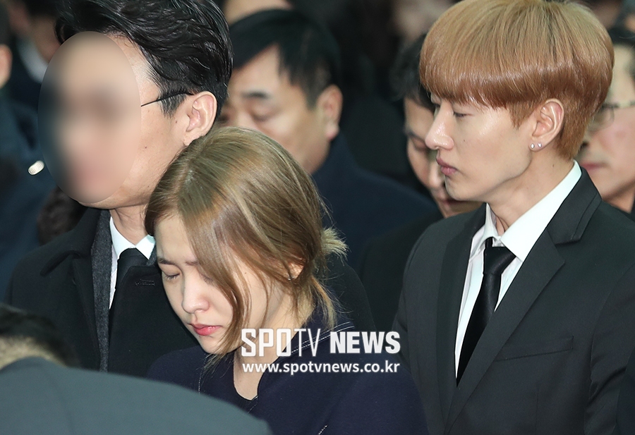 [포토S] 예리-은혁, 힘겹게 눈물을 참아내며