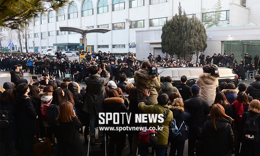 [포토S] 고 종현 떠나보내는 수많은 팬들