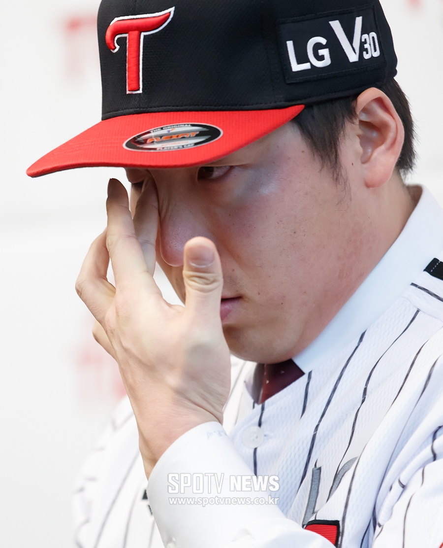 [포토S] LG 유니폼 입고 눈물 흘리는 김현수