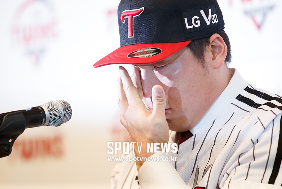 [포토S] 김현수, 참을 수 없는 눈물