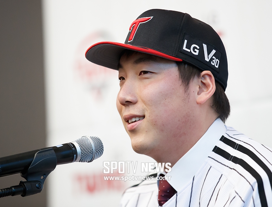 [포토S] 김현수, 'LG 유니폼 입고 돌아왔어요'