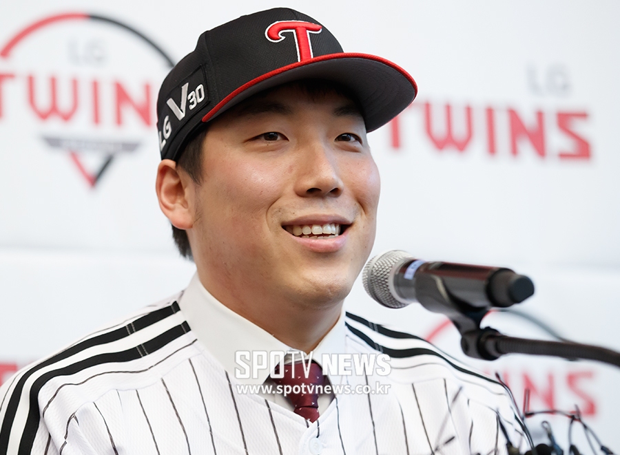 [포토S] 김현수, LG 유니폼 입고 어색한 미소