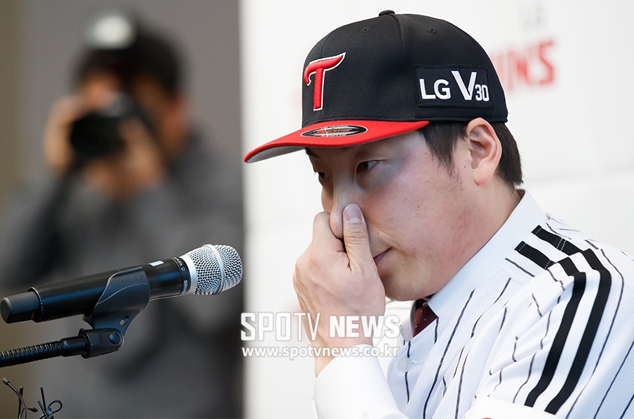[포토S] 김현수, 참을 수 없는 눈물