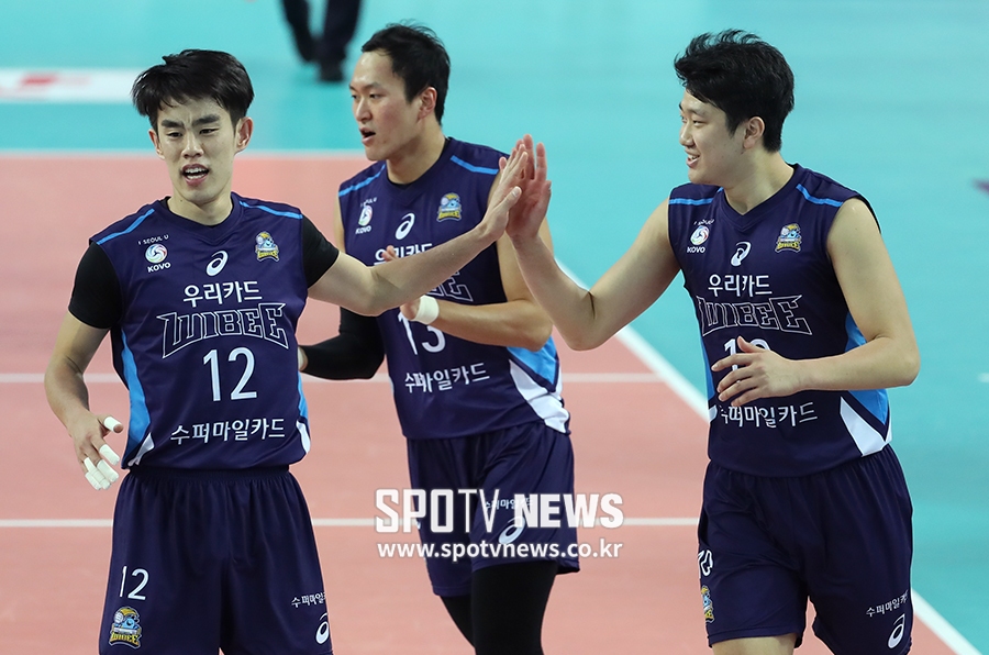 [포토S] 신으뜸과 하이파이브 하는 나경복