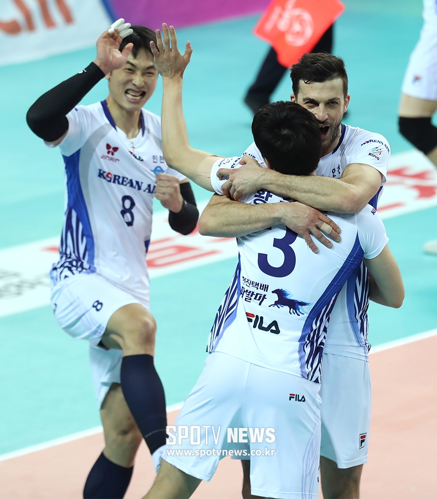 [포토S] 황승빈, 블로킹 득점 올리고 힘찬 포옹