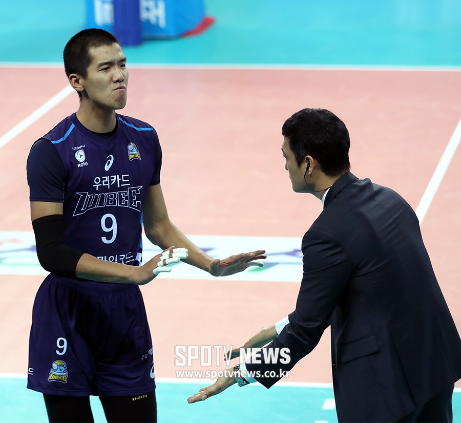 [포토S] 김은섭, 김상우 감독과 힘찬 하이파이브