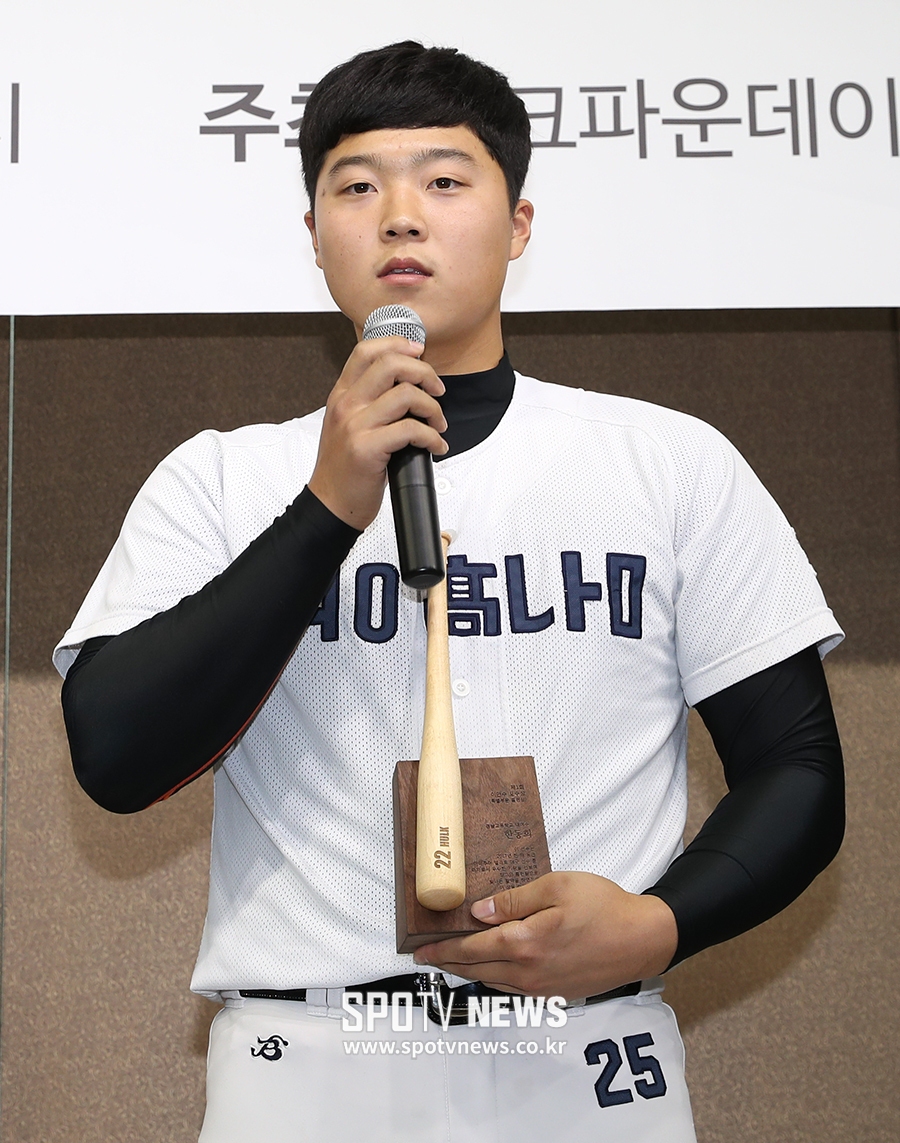 [포토S] 수상 소감 말하는 경남고 한동희